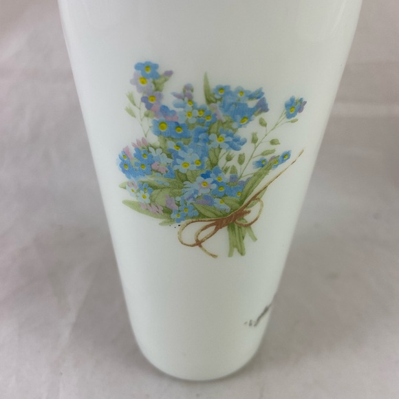 MARJOLEIN BASTIN set of 3 Nature’s Sketchbook Signed Bud Vases Milk Glass 6”Tall - Picture 6 of 14